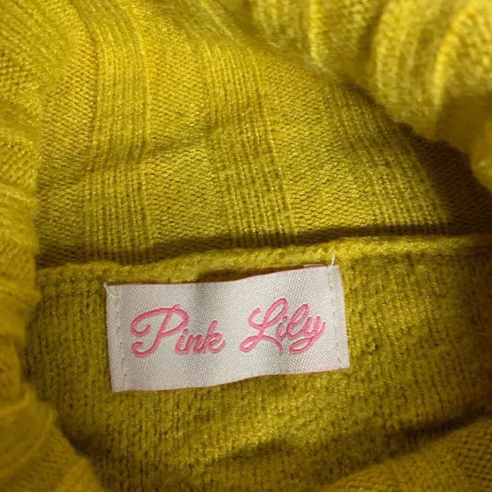 Pink Lily sweater‎